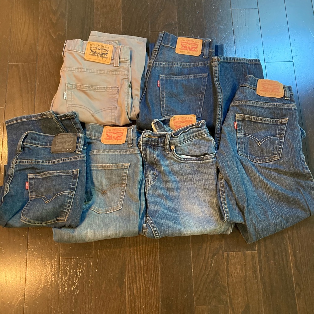 Bundle: 6 pairs of Levi’s Strauss jeans. Size small-fit slim. Dark, light, grey.